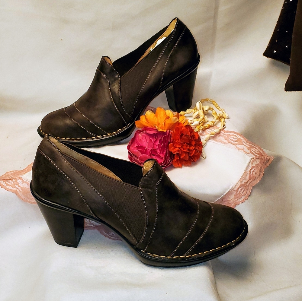 NWOT Sofft European leather bootie size 10W